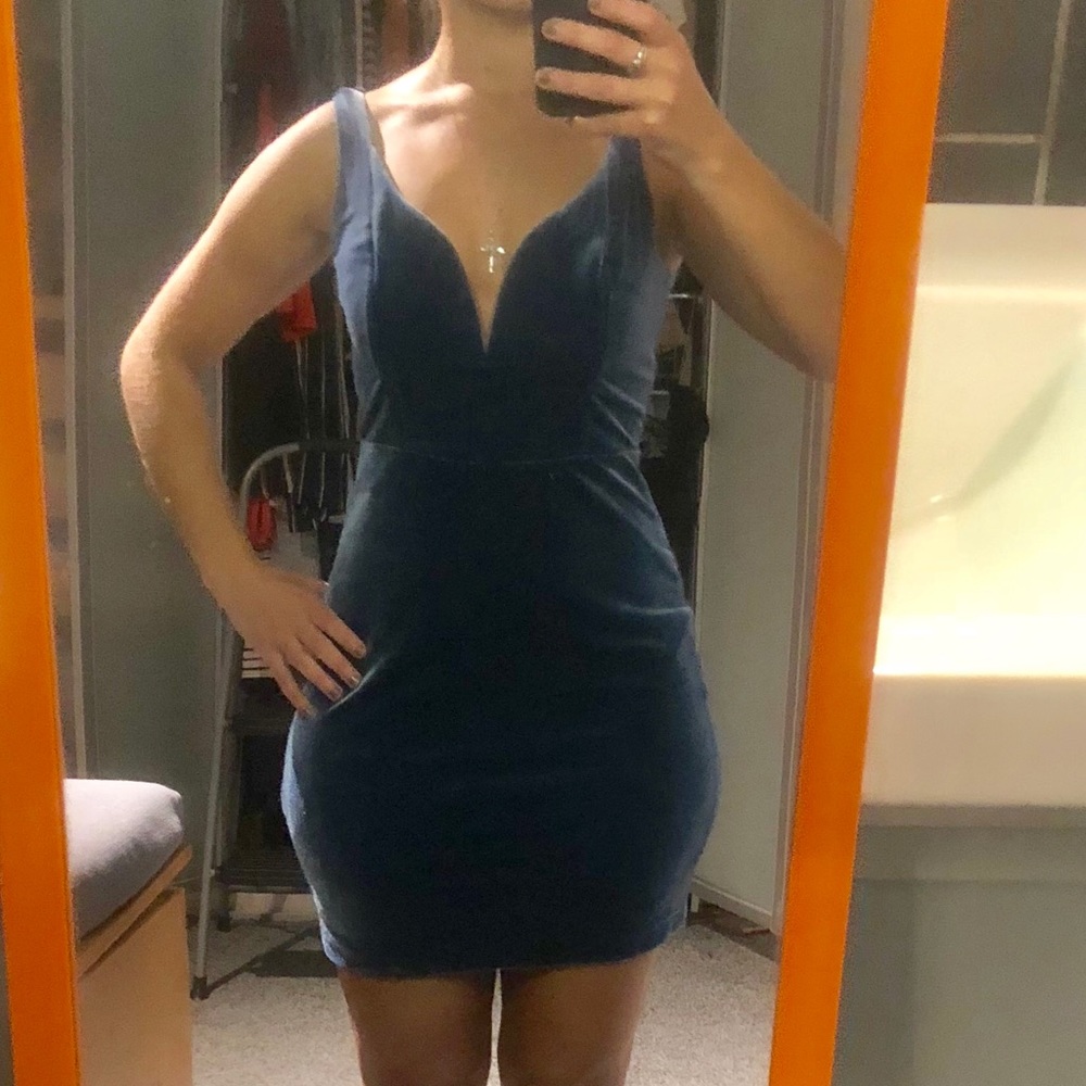 Express velvet deep v dress - Picture 5 of 6